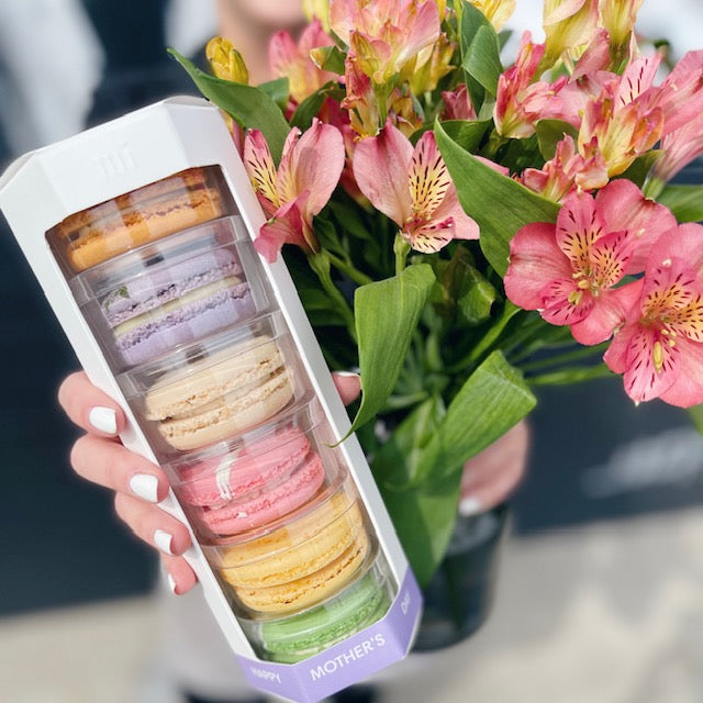 
                  
                    Load image into Gallery viewer, Happy Mother&amp;#39;s Day Macaron Gift Box
                  
                